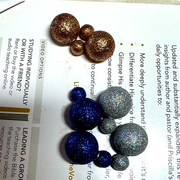 Double side glittery earrings in gold - Picture 6 of 6